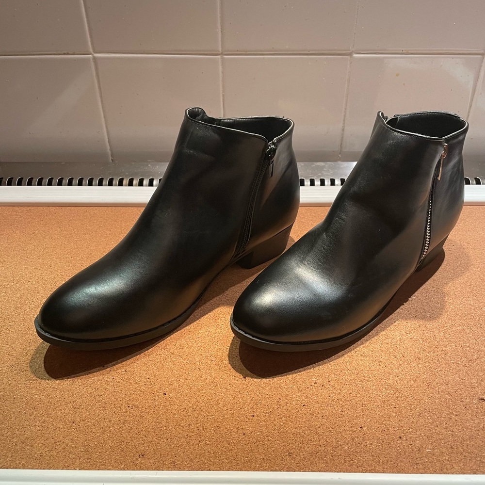 BRAND NEW BLACK ZIP ANKLE BOOTS 10